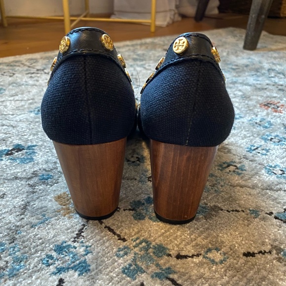 Tory Burch gold coin logo heels - Picture 4 of 5